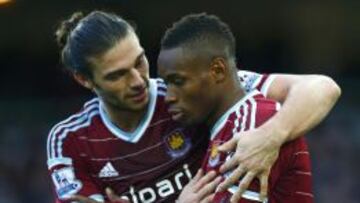 Carroll y Sakho celebran el tercer tanto del West Ham