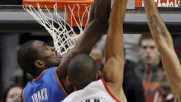 <b>AQUÍ, NO. </b>Ibaka vuelve a taponar a Batum, como en el Eurobasket.
