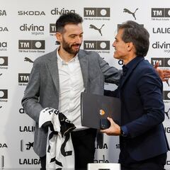 Corberán busca fondo de armario