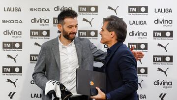 28/12/24
VALENCIA CF
PRESENTACION DE CARLOS CORBERAN NUEVO ENTRENADOR
MIGUEL ANGEL CORONA DIRECTOR DEPORTIVO