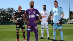 Diego Castro posa con una de las equipaciones del Perth Glory.