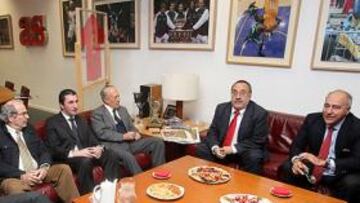 <b>REUNIÓN. </b>Gonzalo Calderón, Javier Albert, Sergio Medina, Gabriel Camuñas, Alfredo Relaño y Vicente Calderón, ayer en AS.