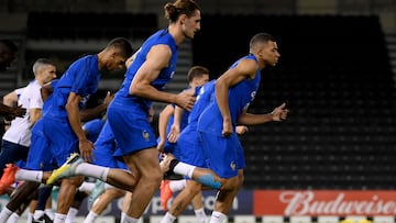 France's forward Kylian Mbappe (R) and France's midfielder Adrien Rabiot  run during a  training session at Jassim-bin-Hamad Stadium in Doha on November 28, 2022, during the Qatar 2022 World Cup football tournament. (Photo by FRANCK FIFE / AFP)