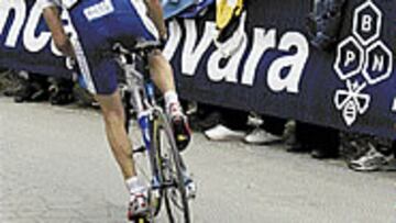 <B>PERRO FLACO.</B> Garzelli, sospechoso de hacer trampas, se fue al suelo durante la etapa de ayer.