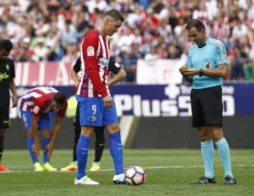 Fernando Torres a punto de lanzar el penalti que supuso el 5-0 definitivo. 