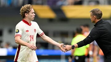 MINNEAPOLIS, MINNESOTA - JUNE 29: Jacob Shaffelburg #14 high fives head coach Jesse Marsch after being ejected in the first half during the Gold Cup Quarterfinals at U.S. Bank Stadium on June 29, 2025 in Minneapolis, Minnesota. Stephen Maturen/Getty Images/AFP (Photo by Stephen Maturen / GETTY IMAGES NORTH AMERICA / Getty Images via AFP)