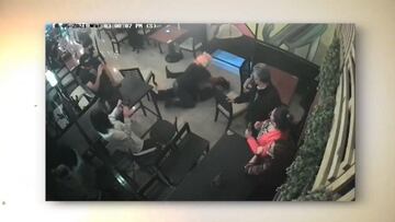 Psycho Clown ataca a Rey Escorpión en un restaurante