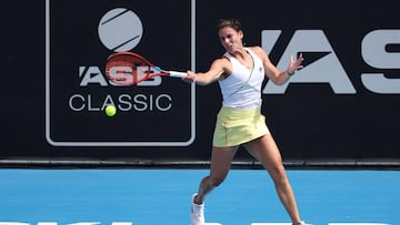 La tenista estadounidense Emma Navarro devuelve una bola durante su partido ante Coco Gauff en el Torneo de Auckland.