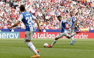 Raúl de Tomás marca el 1-1 al Atlético de Madrid. 