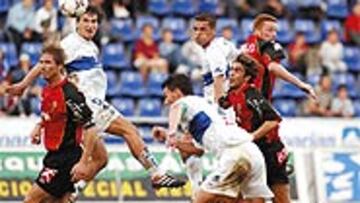 <b>UN ESQUEMA MUY EXTRAÑO</B>. David experimentó en el medio del campo y no le salió bien la apuesta. Keko le evitó un sonrojo mayor.