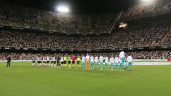 Formación de los equipos en el estadio de Mestalla. 
