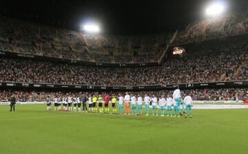 Formación de los equipos en el estadio de Mestalla.