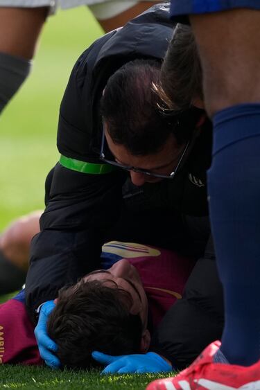 El centrocampista del FC Barcelona Gavi es atendido por un médico tras sufrir un golpe en la cabeza al chocar con el delantero del Alavés Tomás Conechny durante el partido de LaLiga entre el FC Barcelona y el Alavés.