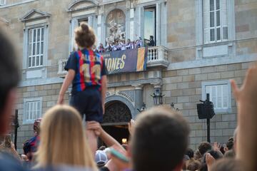 Las campeonas de Europa ofrecen su triunfo en la Generalitat de Catalunya junto al presidente del Barcelona, Joan Laporta.