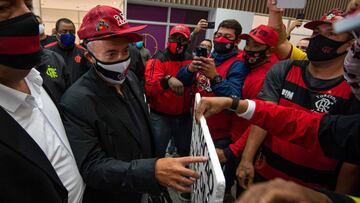 El catalán Domènec Torrent, nuevo entrenador del Flamengo, llega al aeropuerto de Río de Janeiro para ser presentado.