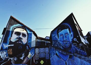 Otro que, raqueta en mano, se ha erigido como el m¨¢ximo exponente serbio es el tenista Novak Djokovic. Es habitual encontrarle, encarnado en graffiti, por las calles de su Belgrado natal. Sin embargo, hay un mural muy especial en Banjica, donde sale flanqueado por Gencic, su primera entrenadora, y su abuelo, Vladimir. Ambos ya fallecidos. Su emplazamiento no es casual. La pintura marca el que fuera hogar de Vlada, como llamaban a su abuelo, y le sirvi¨® de refugio siendo ni?o durante los bombardeos de marzo y junio de 1999. ¡°El s¨®tano es donde nos qued¨¢bamos y todas las noches nos despert¨¢bamos por el ruido de las bombas. Estas experiencias me hicieron un campe¨®n, m¨¢s duro, m¨¢s hambriento de ¨¦xito¡±, narr¨® en un documental de la CBS. Cerca de all¨ª, aparece su imagen sobre una bandera en la que puede leerse: ¡®Con fe en Dios¡¯. Y algunos lugares como Be?anijska Kosa le muestran burl¨®n, sacando la lengua, o acompa?ado por el jugador de baloncesto Miroslav Raduljica. Esta ¨²ltima obra fue realizada por Andrej Josifovski, alias ¡®Pijanista¡¯. Suyo es tambi¨¦n el retrato m¨¢s grande (24 metros de largo y 11 de ancho) de Djokovic, dibujado sobre la arcilla del club de tenis Dukic en Belgrado.