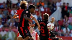 Las fotos de la polémica: ¿es sancionable la mano de Iñigo Martínez?