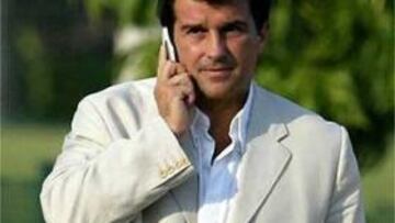 <b>PREOCUPADO.</b> El presidente del Barcelona ha tenido que afrontar ante los medios el problema de la dimisión de cuatro directivos.