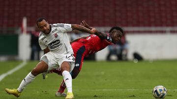 AMDEP1749. QUITO (ECUADOR), 22/02/2023.- Maicon Solís (d) de El Nacional disputa un balón con Felipe Pardo de Independiente Medellín hoy, en un partido de la Copa Libertadores entre El Nacional - Deportivo Independiente Medellín (DIM) en el estadio Rodrigo Paz Delgado en Quito (Ecuador). EFE/ José Jácome