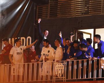 Los jugadores del Valencia celebraron la clasficación para la final de la Copa del Rey.