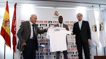 Llegó en diciembre de 2008 por la lesión de Mahamadou Diarra. El Madrid pagó 20 millones al Portsmouth. Llegó como un desconocido pero con el tiempo se convirtió en uno de los pilares del equipo por su sacrificio y polivalencia.