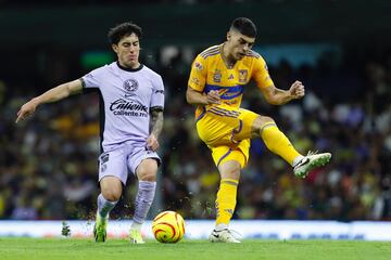 MEX1458. CIUDAD DE MÉXICO (MÉXICO), 09/03/2024.- Juan Brunetta (d) del Tigres disputa un balón con Alejandro Zendejas (i) del América este sábado, durante un juego de la jornada 11 de la Liga MX del fútbol mexicano, celebrado en el estadio Azteca de la Ciudad de México (México). EFE/Sashanka Gutiérrez
