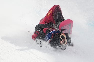La china Liu Jiayu, subcampeona olímpica en Pyeongchang 2018, sufrió una durísima caída en el Snow Park de Livigno durante la segunda manga de clasificación en el halfpipe de snowboard de los JJ OO de Invierno. La snowboarder asiática impactó sobre la nieve y quedó inmóvil durante unos minutos, por lo que tuvo que ser evacuada por los servicios médicos.