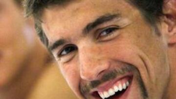 <b>LE IMITA. </b>Phelps se presentó ayer con un look a lo Mark Spitz.