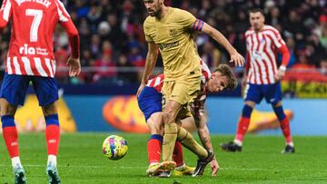 Pablo Barrios of Atletico de Madrid (R) battles for the ball with Sergio Busquets of FC Barcelona (L) during LaLiga Santander match between Atletico de Madrid and FC Barcelona at Civitas Metropolitano on January 8, 2022 in Madrid, Spain. (Photo by Alvaro Medranda/ Icon Sport)