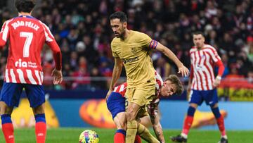 Pablo Barrios of Atletico de Madrid (R) battles for the ball with Sergio Busquets of FC Barcelona (L) during LaLiga Santander match between Atletico de Madrid and FC Barcelona at Civitas Metropolitano on January 8, 2022 in Madrid, Spain. (Photo by Alvaro Medranda/ Icon Sport)