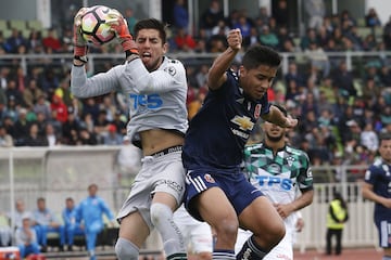 El jugador de Santiago Wanderers Gabriel Castellon, izquierda, controla el balon durante el partido de primera division contra Universidad de Chile disputado en el estadio Elias Figueroa de Valparaiso, Chile.