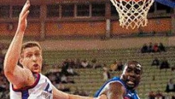 <b>DETERMINANTE.</B> Nocioni captura un rebote ante Patterson..