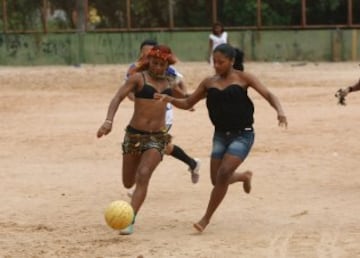 Grupo de Erijana Cardoso del equipo Selvagem do Amazonas FC, de la etnia Satere-mawe, jugando fútbol en Manaos, en el estado brasileño de Amazonas. 