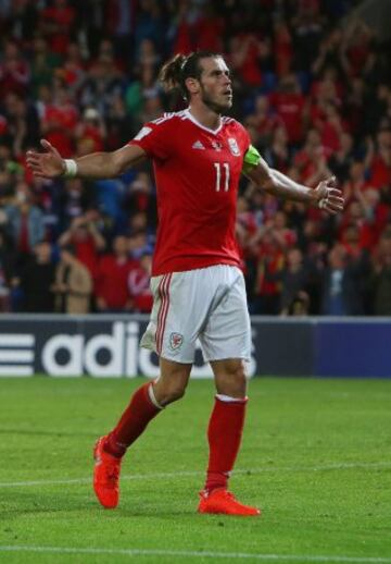 Alegría de Gareth Bale después de anotar el gol 4-0 de penalti para Gales frente a Moldavia