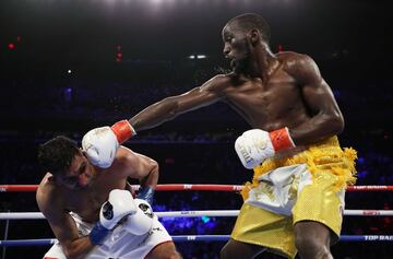 El nivel de boxeo de Terence Crawford es comparable al de Lomachenko. El estadounidense, de 32 años, es invicto en 36 peleas y campeón mundial en tres divisiones.  Su boxeo es digno de un estudio minucioso. Controla la distancia, se mueve con velocidad y es muy preciso. Su único lastre es la falta de rivales en la actualidad. Tras unificar al completo el peso superligero, subió al welter. La categoría tiene grandes nombres, pero su promotora todavía no ha logrado que ninguno de ellos se quiera enfrentar a él.