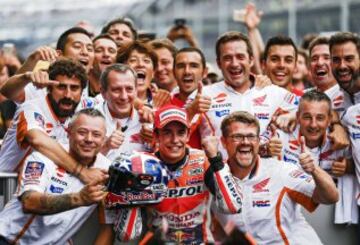 Marc Márquez celebra la victoria con su equipo. 