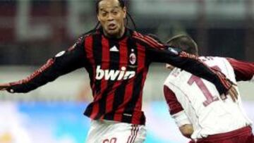 <b>RONALDINHO VOLVIÓ</b>. El atacante brasileño volvió a disfrutar de la titularidad en el empate de su equipo ante el colista de la tabla.