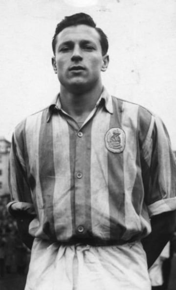 Jugó en la Real Sociedad en la temporada 49/50 al año siguiente fichó por el Atlético de Madrid donde jugaría hasta la temporada 52/53