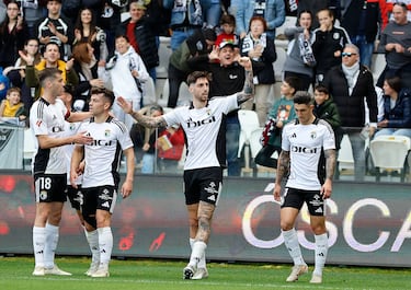 Otro doblete hizo Fernando Niño, en el triunfo del Burgos, ante el Huesca. Dos goles de delantero oportunista, ganando la espalda a su defensor; y tras recibir el pase de la muerte, definir con gran acierto. El Burgos mete miedo en el tramo importante de la temporada.