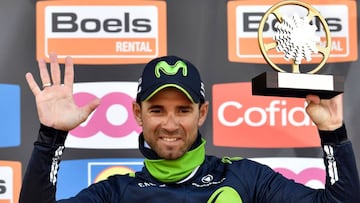 Alejandro Valverde celebra en el podio su victoria en la Flecha Valona 2017.