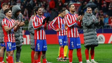 Los jugadores del Atlético celebran con su afición el triunfo ante el Athletic.