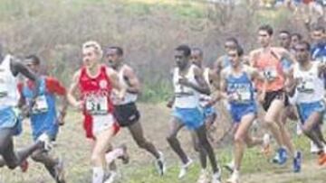 <b>EL COMIENZO. </b>La carrera, con los atletas aún agrupados.