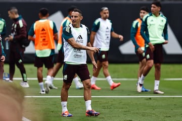 MEX1419. CIUDAD DE MÉXICO (MÉXICO), 08/10/2024.- Andrés Guardado de la selección mexicana de fútbol, participa en un entrenamiento previo al amistoso contra Valencia en el Centro de Alto Rendimiento este martes, en Ciudad de México (México). EFE/Sáshenka Gutiérrez
