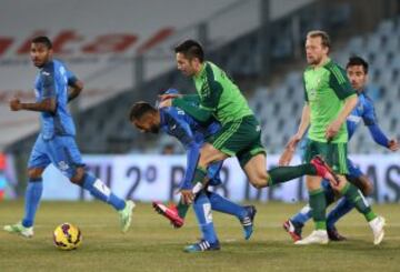 El centrocampista del Getafe Diego Castro lucha un balón con el delantero brasileño del Celta Carles Dias, durante el partido de la jornada vigésima de la Liga de Primera División.
