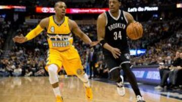 Paul Pierce defendido por Randy Foye.