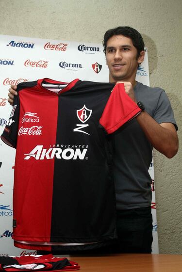 Lucio Flavio dos Santos llegó a la Liga MX para disputar el Clausura 2011. Con Atlas de Guadalajara solamente jugó un semestre (disputó únicamente 12 partidos). Se ganó el apodo del "Pelé Blanco" cuando jugaba con el Santos de Brasil. El jugador siempre dijo que la comparación le halagaba, pero le parecía poco atinada.