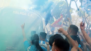 Recibimiento de la afición del Málaga al equipo.