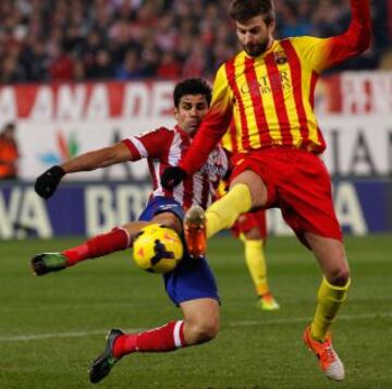 Diego Costa pelea el balón con Piqué.