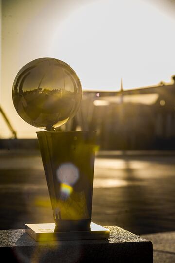 El Larry O'Brien con las Cuatro Torres de fondo.