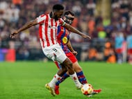 YEDA (ARABIA SAUDÍ), 07/01/2026.- El delantero del Athletic Club, Iñaki Williams (i), controla el balón ante el defensa del FC Barcelona, Eric García, durante el partido de la Supercopa de España que disputan el FC Barcelona y el Athletic Club, este miércoles en el estadio Alinma Bank Stadium at King Abdullah Sport, en Yeda. EFE/ Kai Forsterling